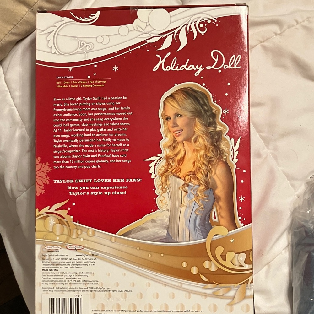 Taylor Swift Performance Collection Doll in Sparkling Red - Picture 2 of 3